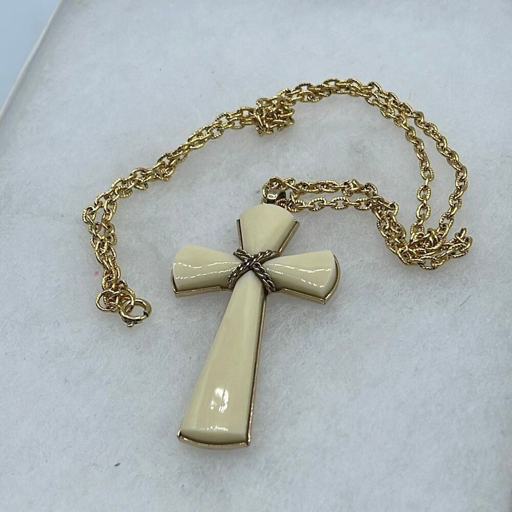 Vintage 1970’s Avon Juliet cross pendant necklace .
